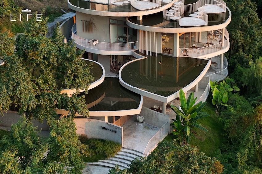 ภาพอาคาร Feixue Pavilion ในจีน แสดงสถาปัตยกรรมปูนเปลือยที่ดูแข็งแกร่งแต่มีเส้นสายโค้งมนอ่อนโยน 2