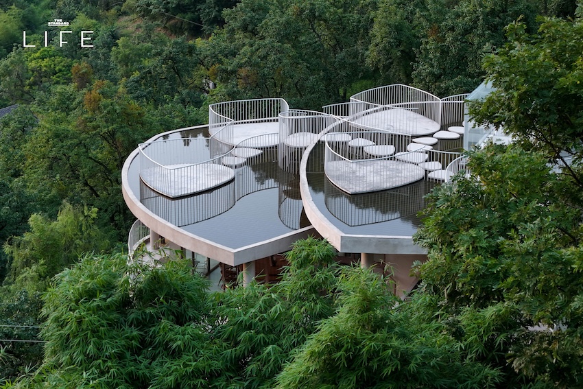 ภาพอาคาร Feixue Pavilion ในจีน แสดงสถาปัตยกรรมปูนเปลือยที่ดูแข็งแกร่งแต่มีเส้นสายโค้งมนอ่อนโยน 3