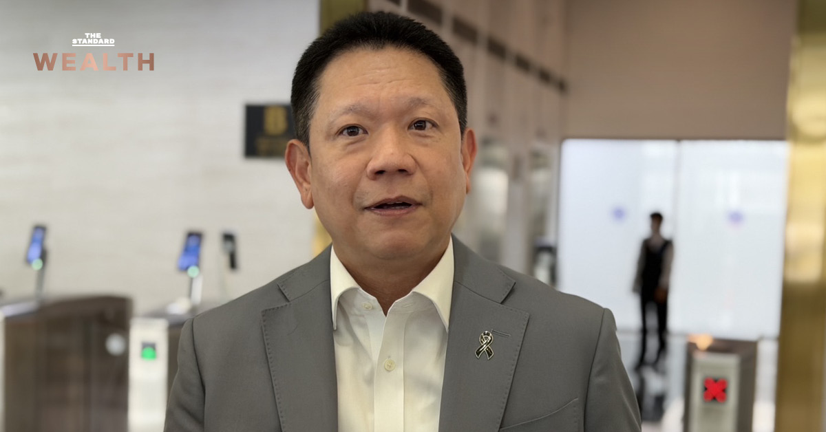 ลวรณ แสงสนิท ปลัดกระทรวงการคลัง กำลังให้สัมภาษณ์เกี่ยวกับเงินกู้ 2 แสนล้านบาท