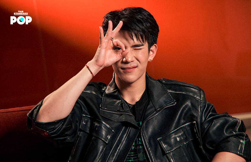 ภาพ โฟร์ท ณัฐวรรธน์ ยิ้มแย้มในรายการ THE INTERVIEW 1