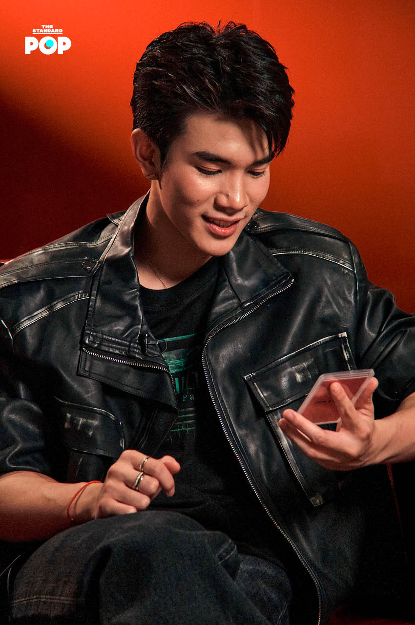 ภาพ โฟร์ท ณัฐวรรธน์ ยิ้มแย้มในรายการ THE INTERVIEW 3