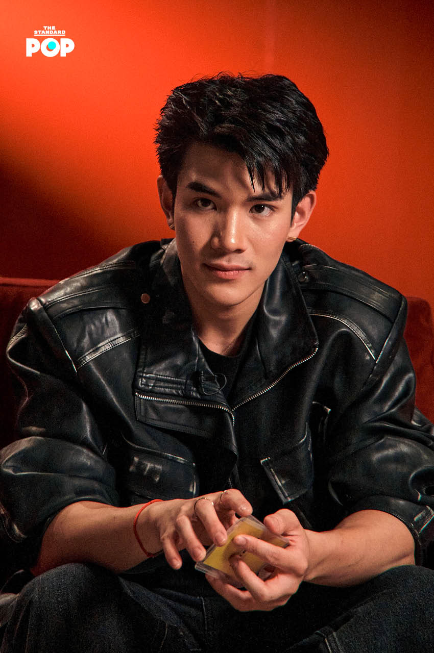 ภาพ โฟร์ท ณัฐวรรธน์ ยิ้มแย้มในรายการ THE INTERVIEW 4
