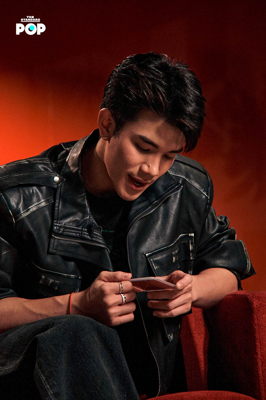 ภาพ โฟร์ท ณัฐวรรธน์ ยิ้มแย้มในรายการ THE INTERVIEW 6
