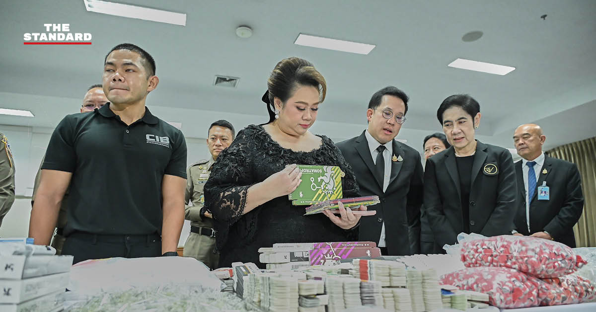 เจ้าหน้าที่แถลงข่าวผลการทลายแหล่งผลิตสเตียรอยด์เถื่อน พร้อมของกลางที่ยึดได้