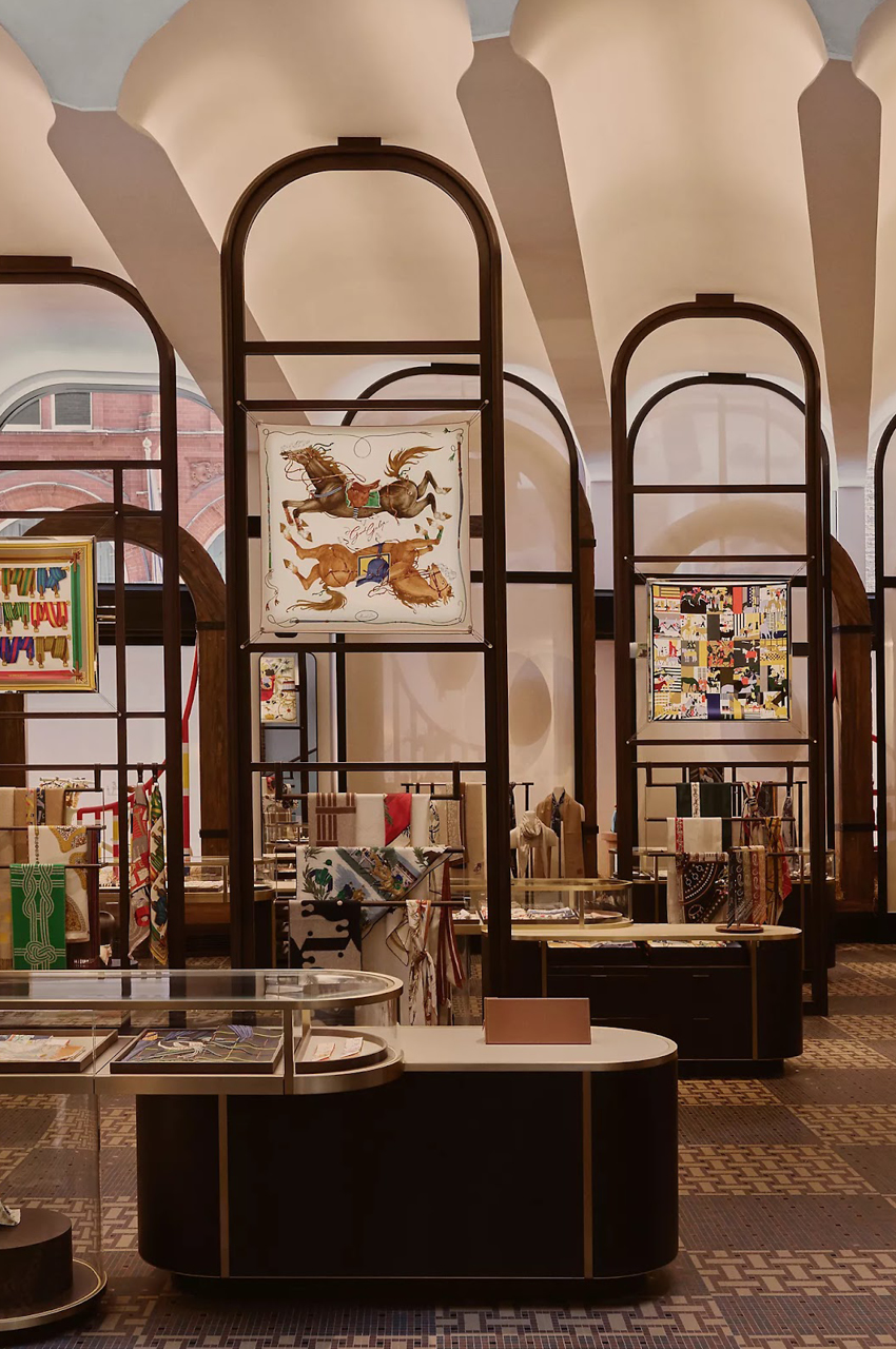 ภาพด้านหน้าแฟล็กชิปสโตร์ Hermès Maison Bond Street ในกรุงลอนดอน 8
