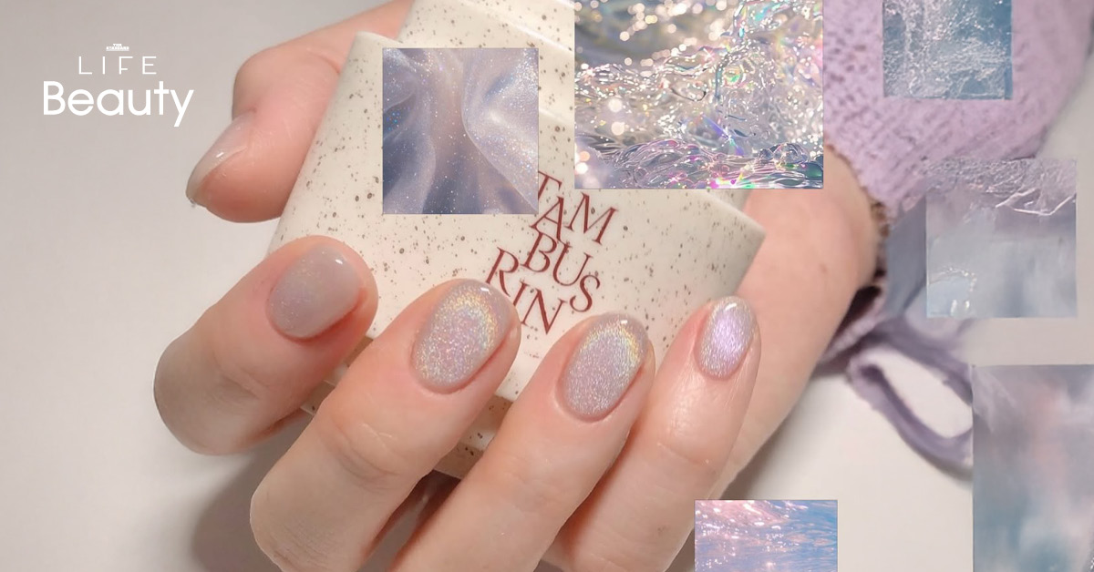 ภาพเล็บมือที่ทาด้วยสี Hologram Beige Nails ซึ่งมีประกายระยิบระยับ