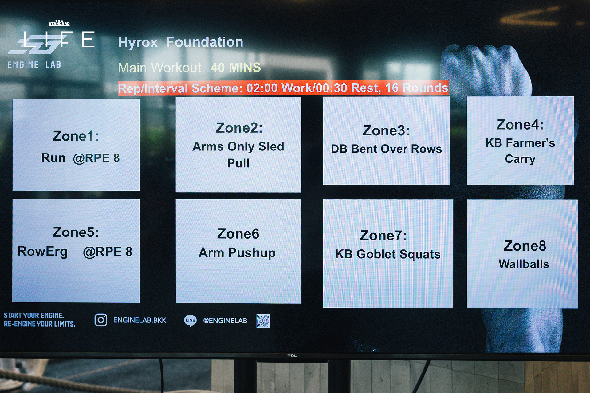 โค้ชโค้กและนักกีฬาฝึกซ้อม HYROX ที่ Engine Lab 12
