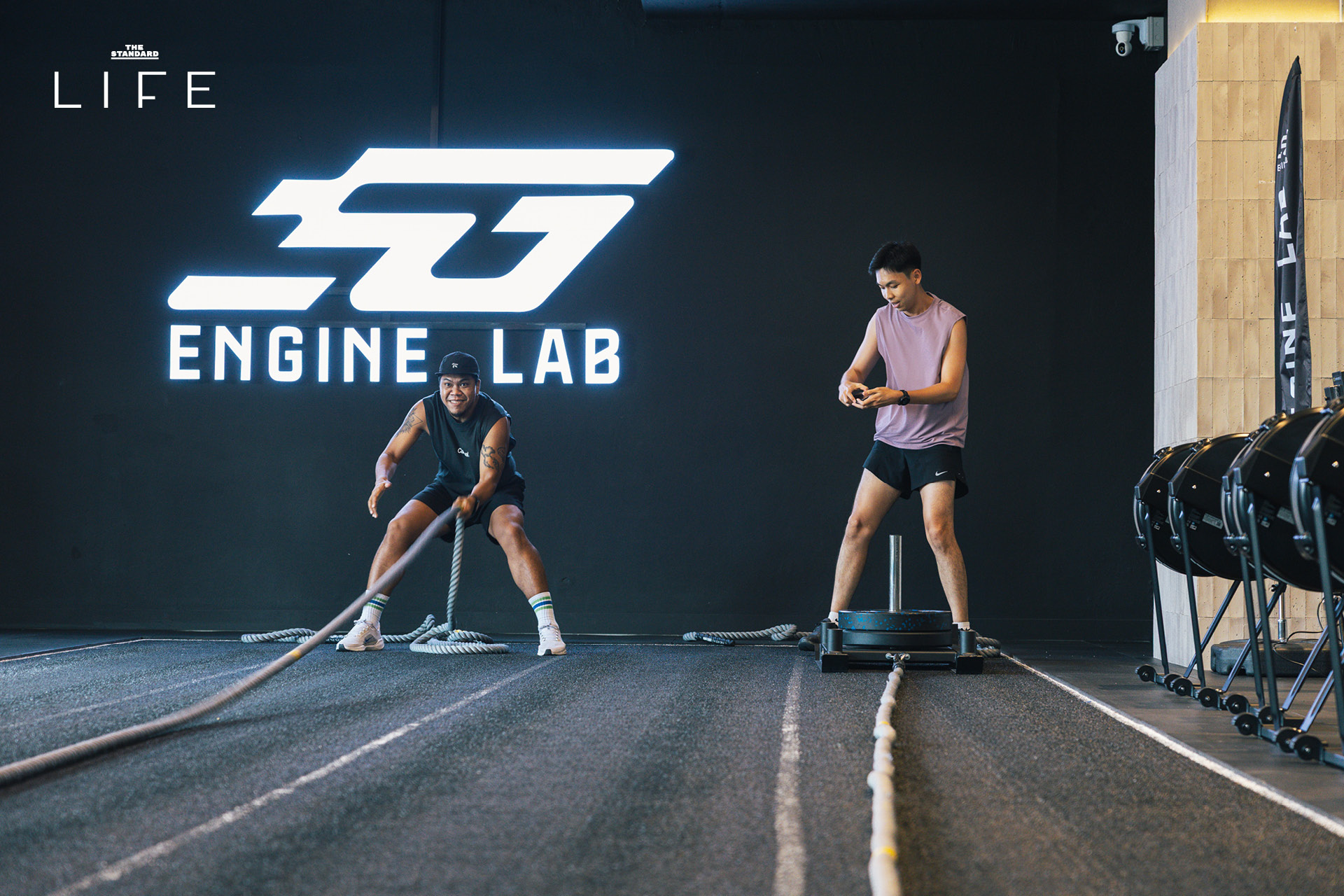 โค้ชโค้กและนักกีฬาฝึกซ้อม HYROX ที่ Engine Lab 16