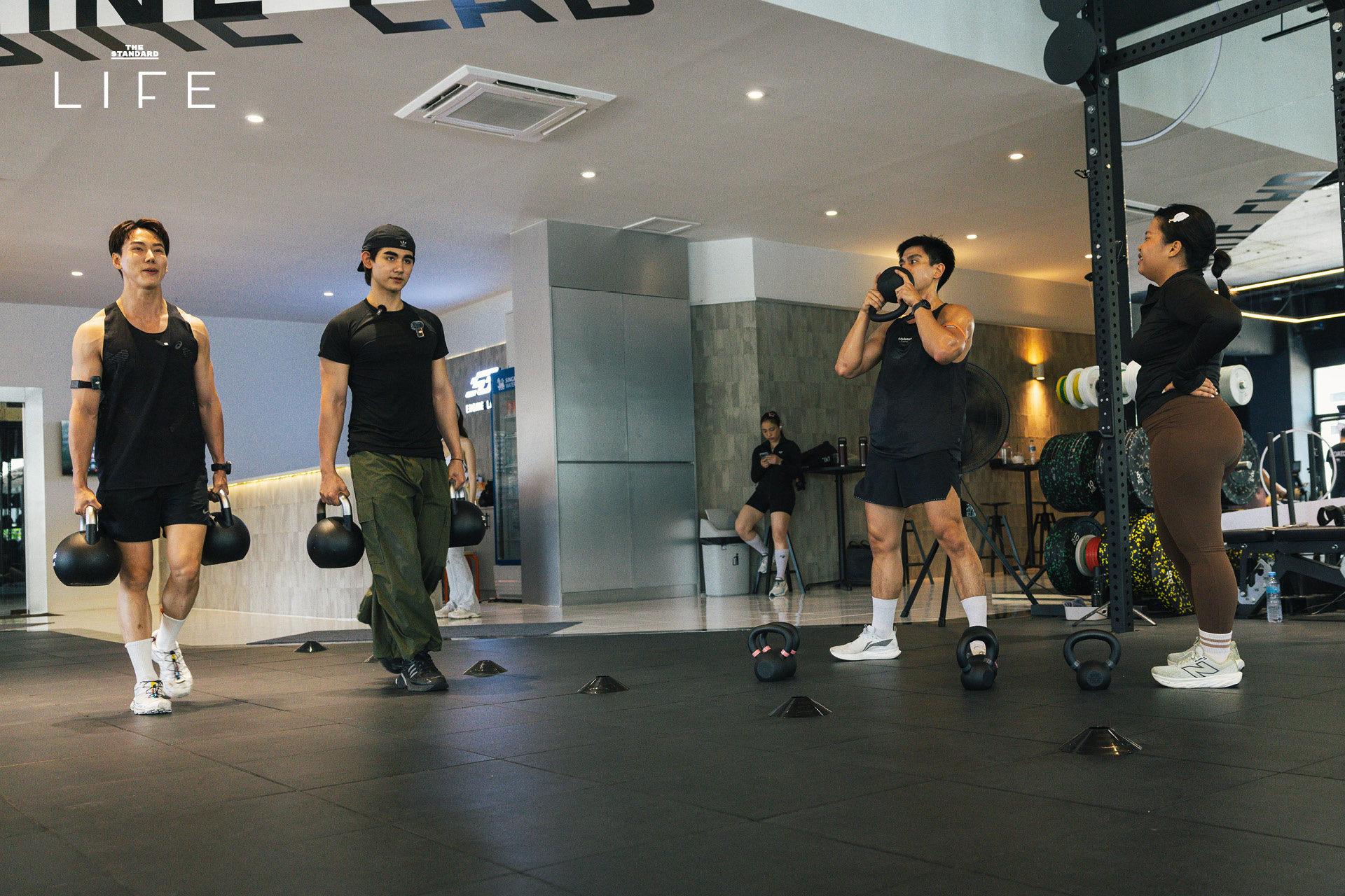 โค้ชโค้กและนักกีฬาฝึกซ้อม HYROX ที่ Engine Lab 18