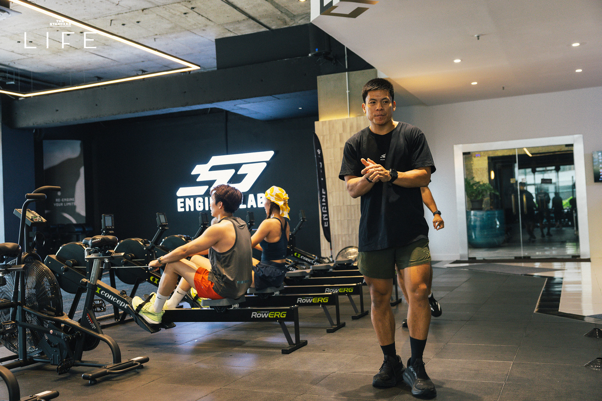 โค้ชโค้กและนักกีฬาฝึกซ้อม HYROX ที่ Engine Lab 22