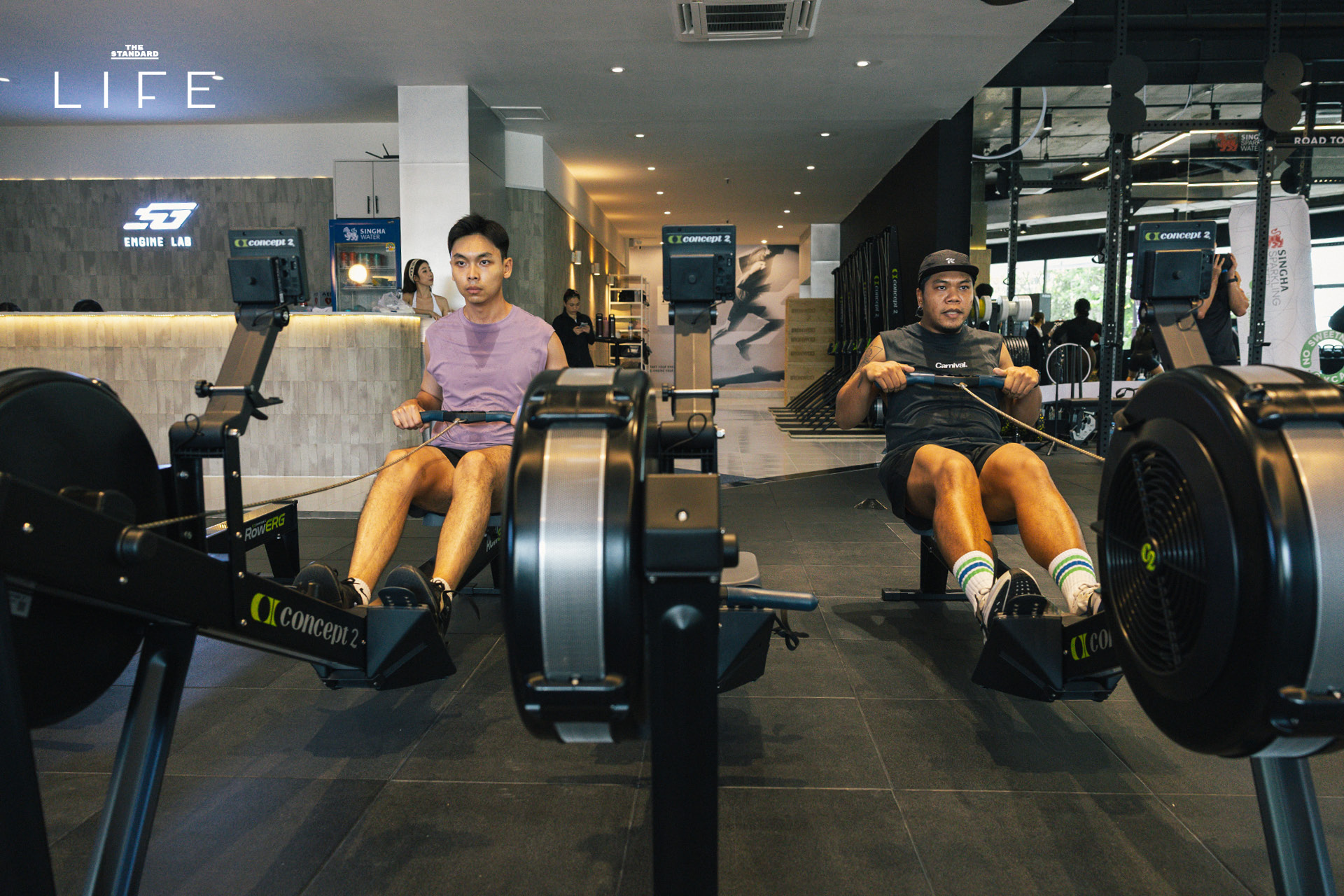 โค้ชโค้กและนักกีฬาฝึกซ้อม HYROX ที่ Engine Lab 23