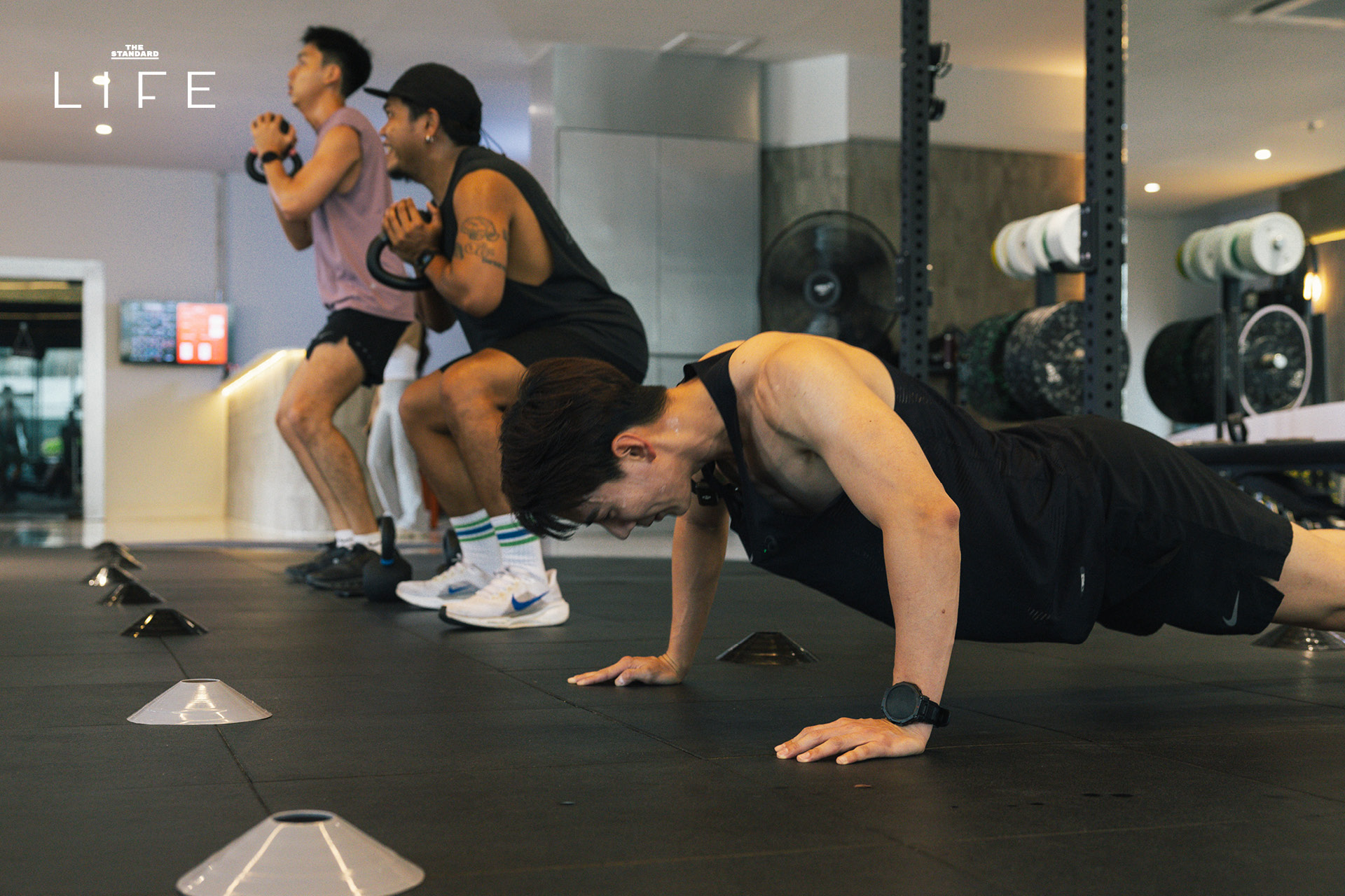 โค้ชโค้กและนักกีฬาฝึกซ้อม HYROX ที่ Engine Lab 24