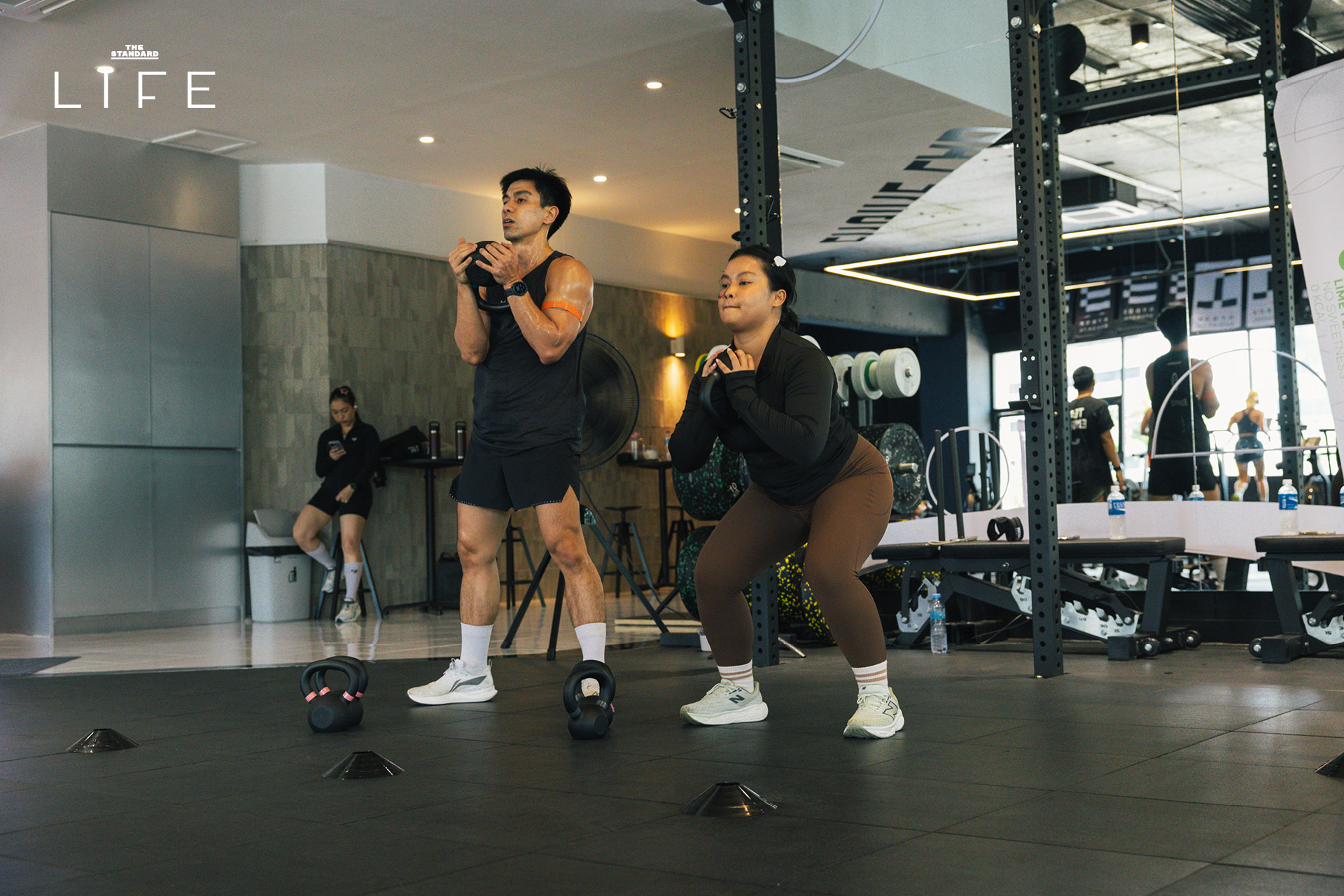 โค้ชโค้กและนักกีฬาฝึกซ้อม HYROX ที่ Engine Lab 27