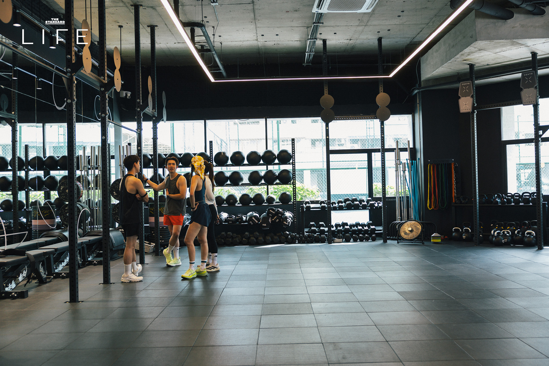 โค้ชโค้กและนักกีฬาฝึกซ้อม HYROX ที่ Engine Lab 3