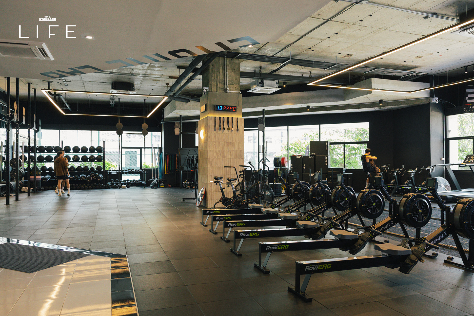 โค้ชโค้กและนักกีฬาฝึกซ้อม HYROX ที่ Engine Lab 4