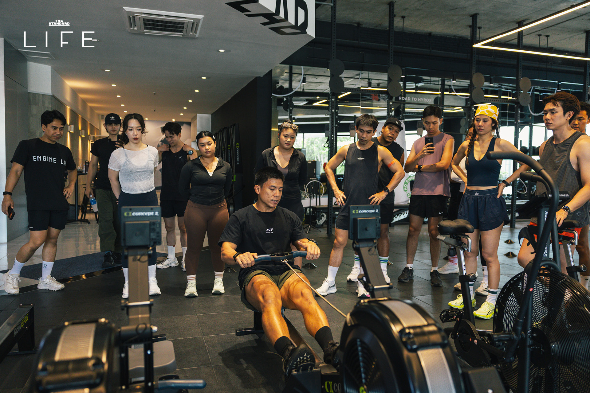 โค้ชโค้กและนักกีฬาฝึกซ้อม HYROX ที่ Engine Lab 6