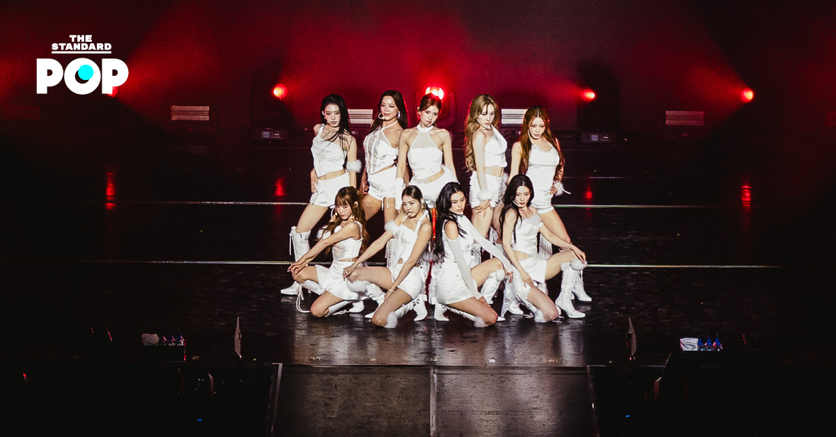 ภาพเกิร์ลกรุ๊ป I.O.I กำลังแสดงบนเวทีคอนเสิร์ตฉลองครบรอบ 10 ปี