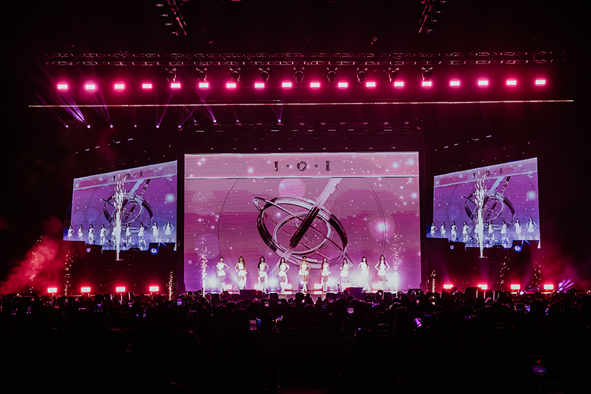 ภาพเกิร์ลกรุ๊ป I.O.I กำลังแสดงบนเวทีคอนเสิร์ตฉลองครบรอบ 10 ปี 10