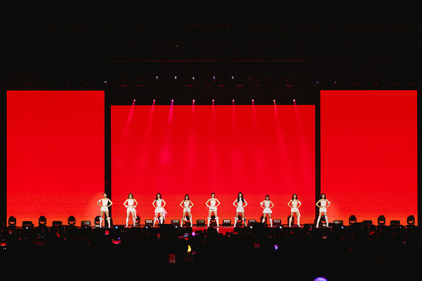 ภาพเกิร์ลกรุ๊ป I.O.I กำลังแสดงบนเวทีคอนเสิร์ตฉลองครบรอบ 10 ปี 11