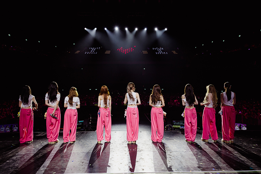 ภาพเกิร์ลกรุ๊ป I.O.I กำลังแสดงบนเวทีคอนเสิร์ตฉลองครบรอบ 10 ปี 12