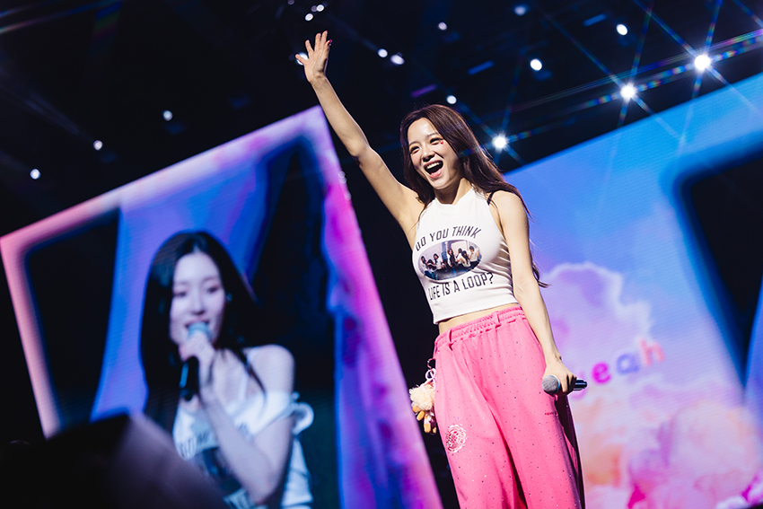 ภาพเกิร์ลกรุ๊ป I.O.I กำลังแสดงบนเวทีคอนเสิร์ตฉลองครบรอบ 10 ปี 2