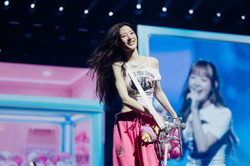 ภาพเกิร์ลกรุ๊ป I.O.I กำลังแสดงบนเวทีคอนเสิร์ตฉลองครบรอบ 10 ปี 3
