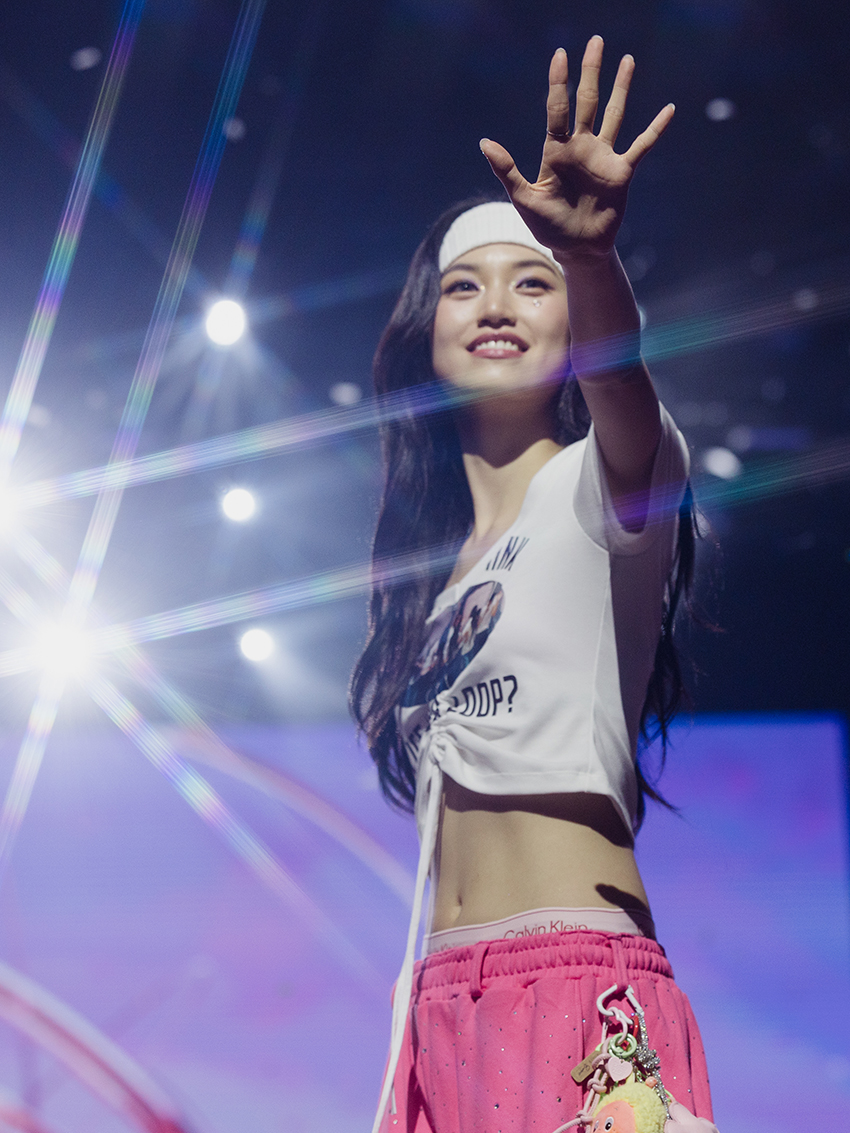 ภาพเกิร์ลกรุ๊ป I.O.I กำลังแสดงบนเวทีคอนเสิร์ตฉลองครบรอบ 10 ปี 5