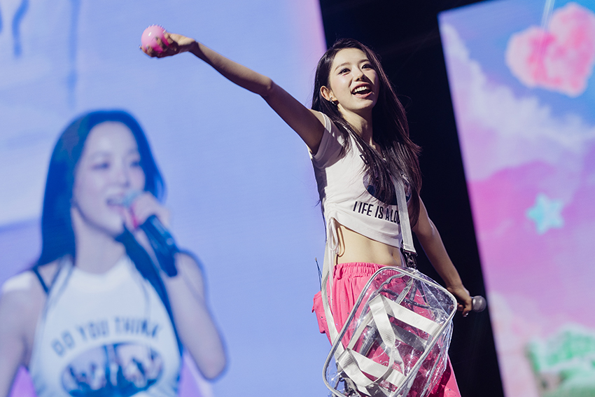 ภาพเกิร์ลกรุ๊ป I.O.I กำลังแสดงบนเวทีคอนเสิร์ตฉลองครบรอบ 10 ปี 9
