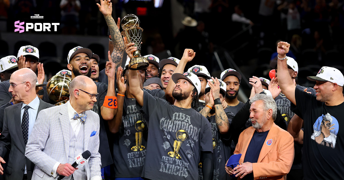 เจเลน บรันสัน ถือถ้วยรางวัล NBA Finals MVP