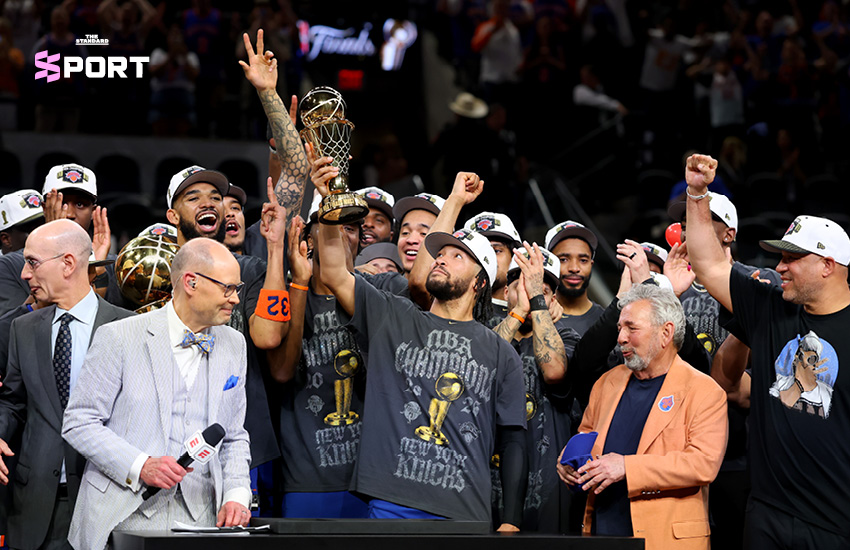 เจเลน บรันสัน ถือถ้วยรางวัล NBA Finals MVP 1