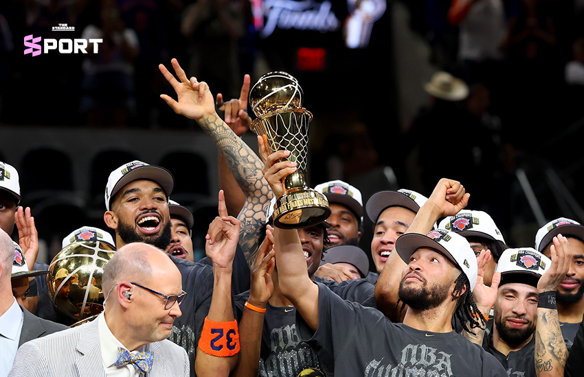 เจเลน บรันสัน ถือถ้วยรางวัล NBA Finals MVP 2