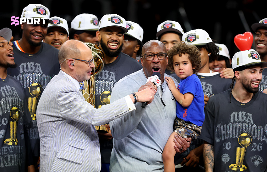 เจเลน บรันสัน ถือถ้วยรางวัล NBA Finals MVP 3