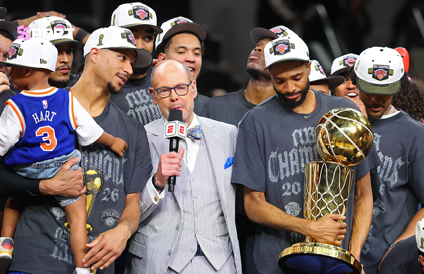 เจเลน บรันสัน ถือถ้วยรางวัล NBA Finals MVP 4