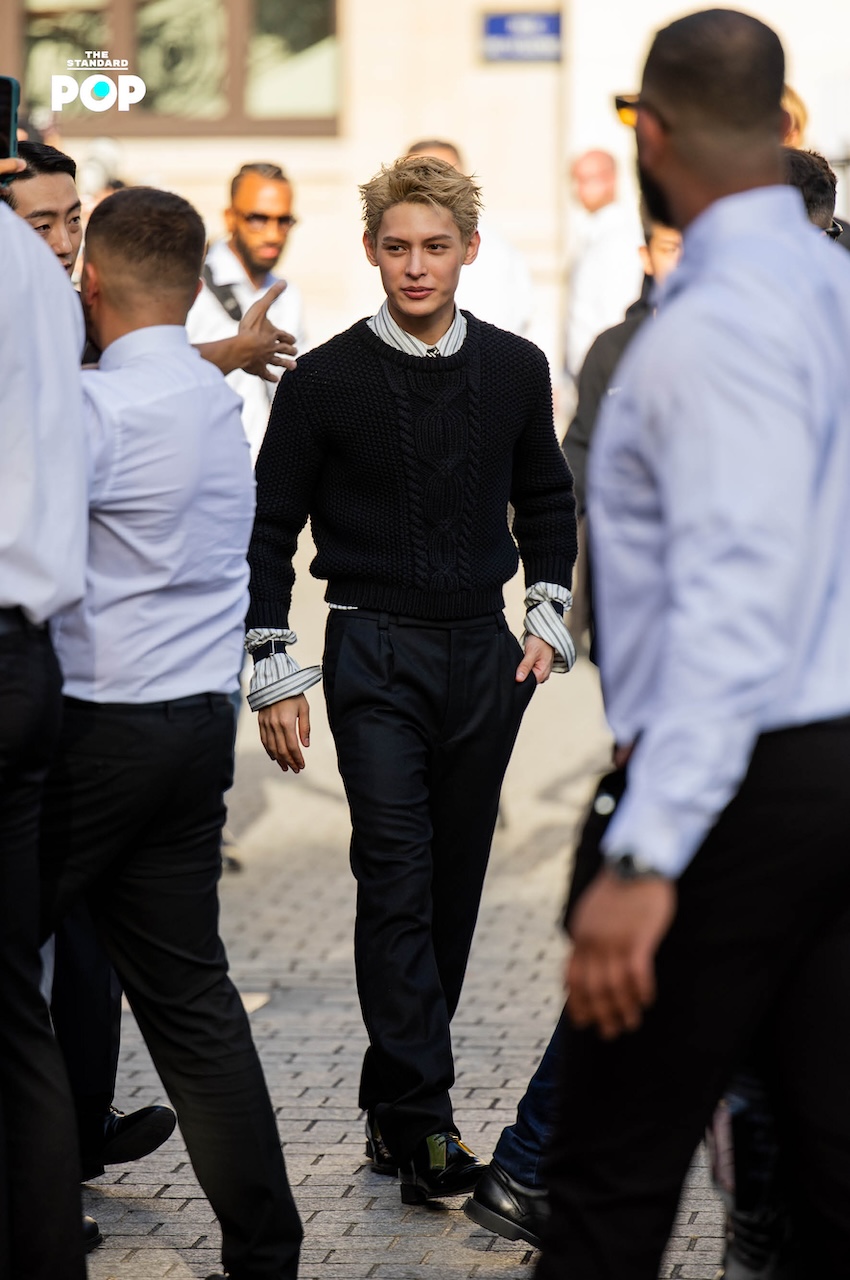 James และ Martin สมาชิก CORTIS ในชุดแฟชั่น Saint Laurent ที่ Paris Fashion Week 6