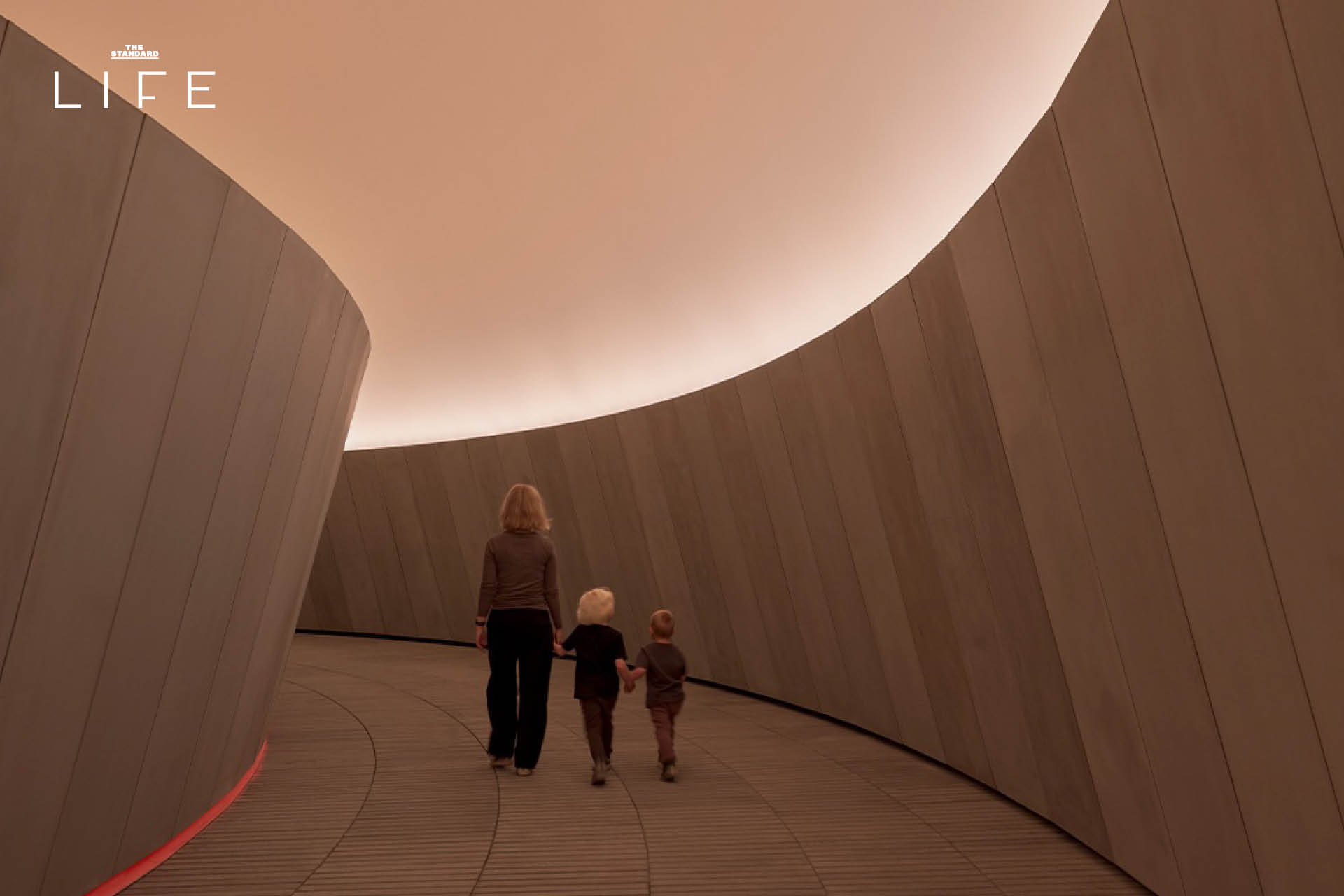 ภาพโดมแสงเปลี่ยนสี As Seen Below ผลงานของ James Turrell ภายใน ARoS Aarhus Art Museum 2