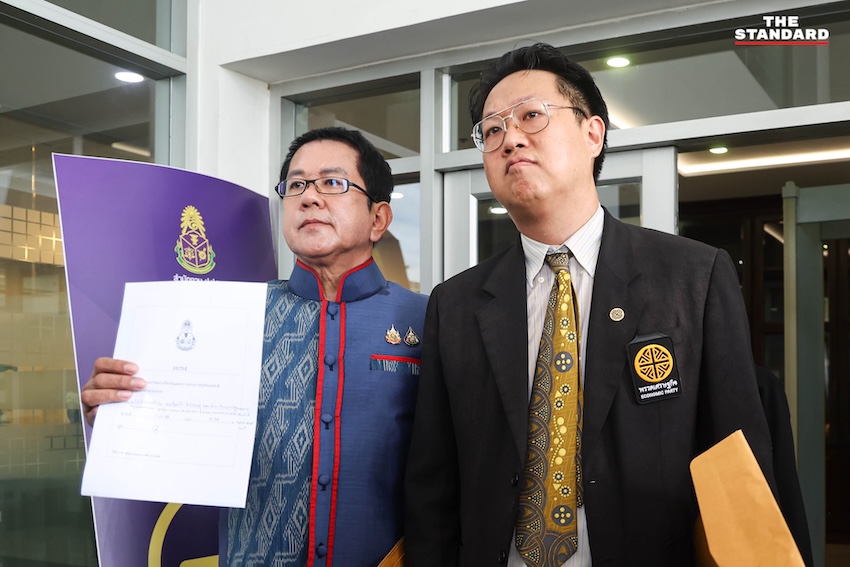 จิรายุ ห่วงทรัพย์ และ คริส โปตระนันทน์ ยื่นหนังสือร้องเรียนต่อ ป.ป.ช. 1