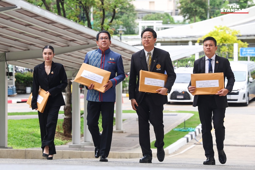 จิรายุ ห่วงทรัพย์ และ คริส โปตระนันทน์ ยื่นหนังสือร้องเรียนต่อ ป.ป.ช. 3