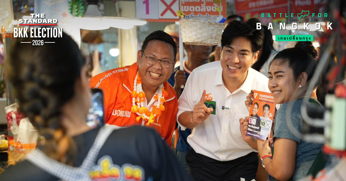 โจ ชัยวัฒน์ ผู้สมัครผู้ว่าฯ กทม. สาธิตทำขนมครกกับผู้ประกอบการที่ตลาดน้ำคลองลัดมะยม ตลิ่งชัน