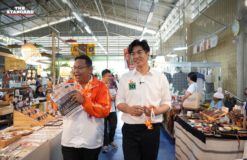 โจ ชัยวัฒน์ ผู้สมัครผู้ว่าฯ กทม. สาธิตทำขนมครกกับผู้ประกอบการที่ตลาดน้ำคลองลัดมะยม ตลิ่งชัน 3