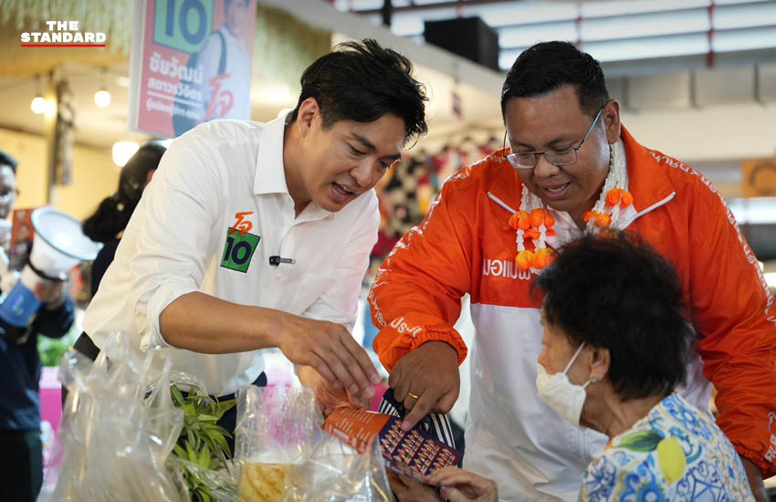 โจ ชัยวัฒน์ ผู้สมัครผู้ว่าฯ กทม. สาธิตทำขนมครกกับผู้ประกอบการที่ตลาดน้ำคลองลัดมะยม ตลิ่งชัน 4