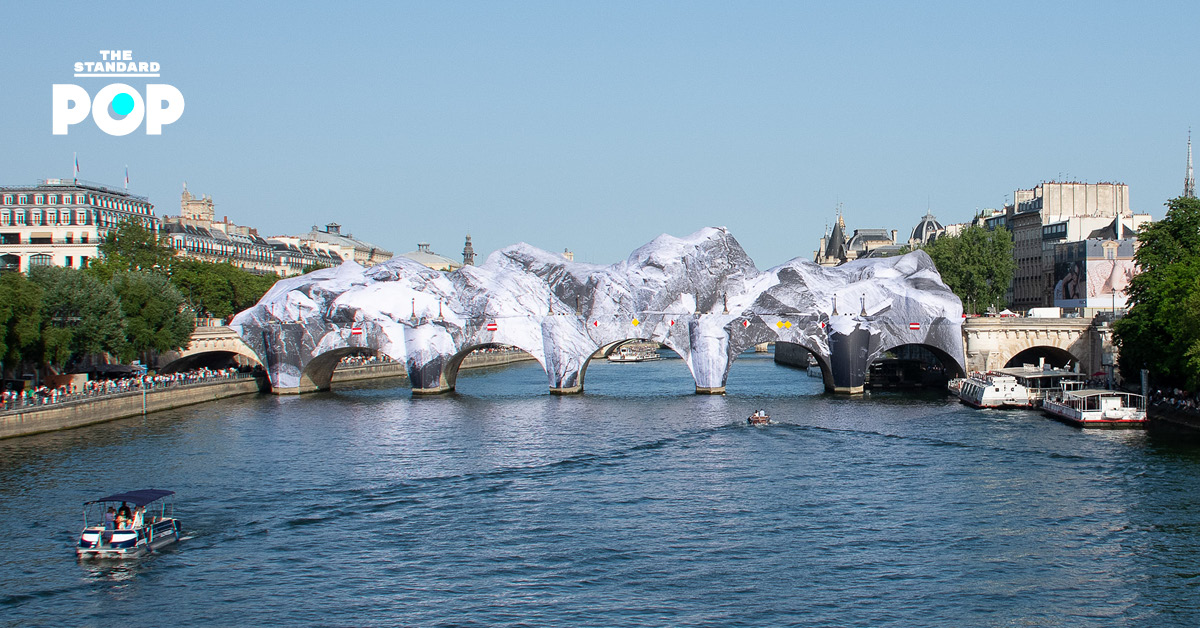 ภาพสะพาน Pont Neuf ในกรุงปารีสที่ถูกห่อหุ้มด้วยโครงสร้างผ้าขนาดใหญ่คล้ายถ้ำหิน