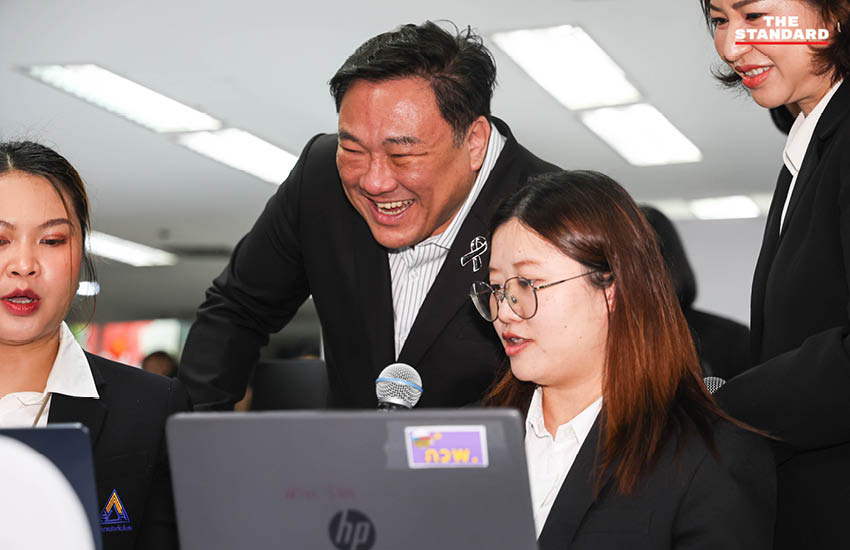 จุลพันธ์ อมรวิวัฒน์ รัฐมนตรีว่าการกระทรวงแรงงาน ตรวจเยี่ยมศูนย์อำนวยการจัดการเลือกตั้งบอร์ดประกันสังคม 4