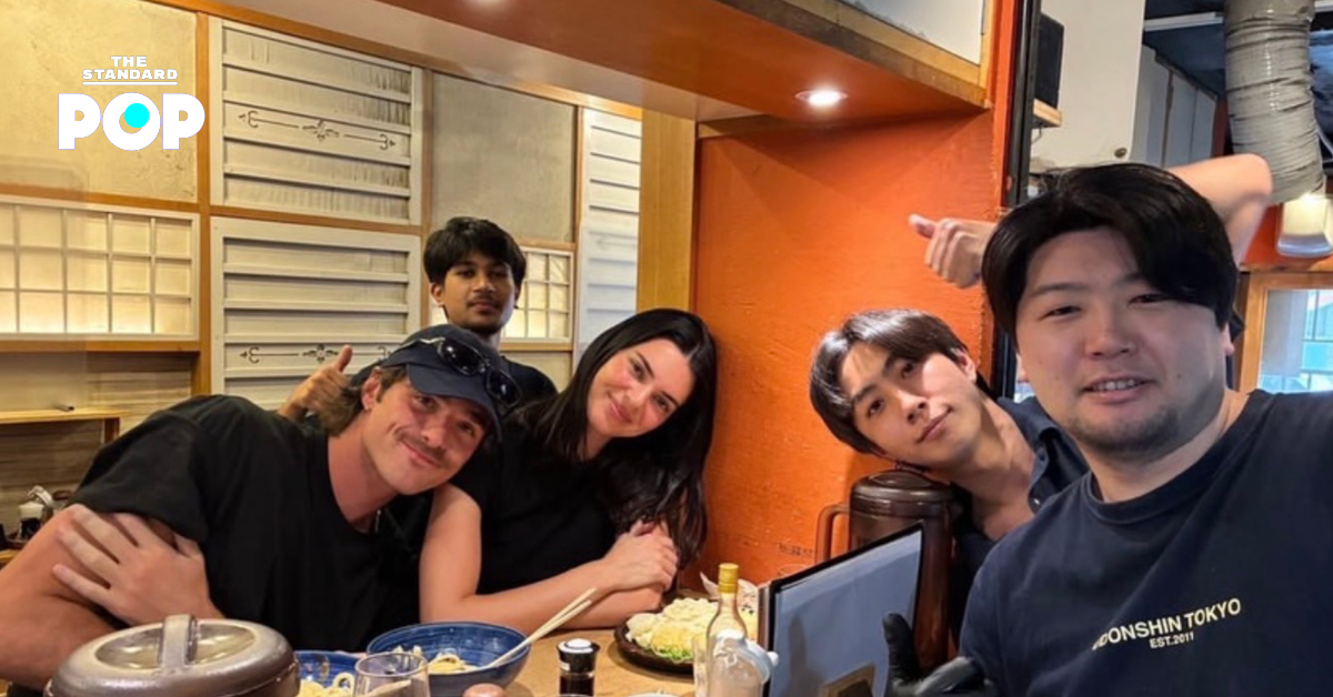 Kendall Jenner และ Jacob Elordi ถ่ายภาพร่วมกับพนักงานร้าน Udon Shin ที่กรุงโตเกียว