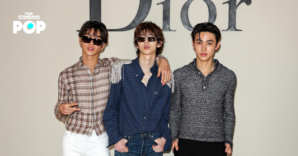 Keonho, Juhoon และ Seonghyeon วง CORTIS ถ่ายภาพในงานแฟชั่นโชว์ Dior Summer 2027