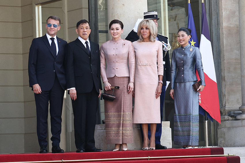 พระบาทสมเด็จพระเจ้าอยู่หัวและสมเด็จพระนางเจ้าฯ พระบรมราชินี เสด็จฯ เยือนฝรั่งเศส โดยมีประธานาธิบดีมาครงเฝ้าฯ รับเสด็จ 1