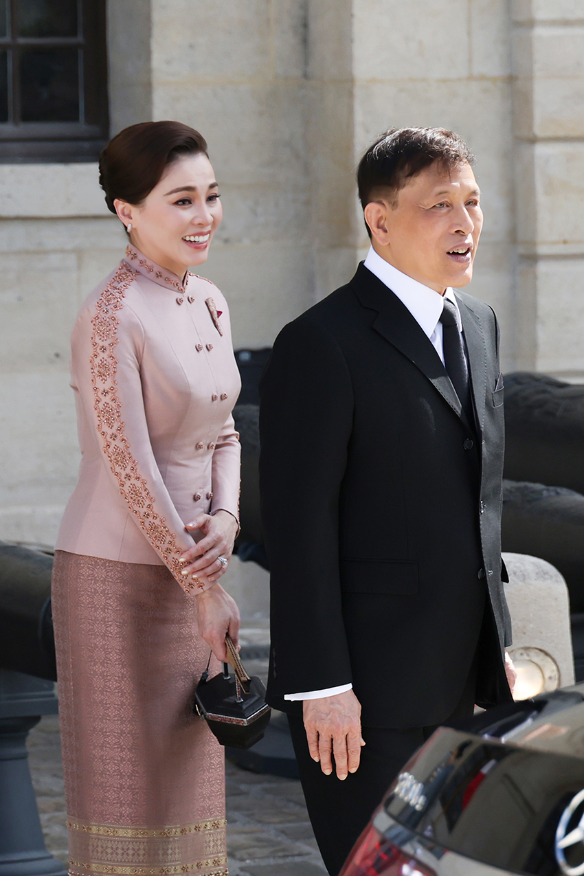 พระบาทสมเด็จพระเจ้าอยู่หัวและสมเด็จพระนางเจ้าฯ พระบรมราชินี เสด็จฯ เยือนฝรั่งเศส โดยมีประธานาธิบดีมาครงเฝ้าฯ รับเสด็จ 4