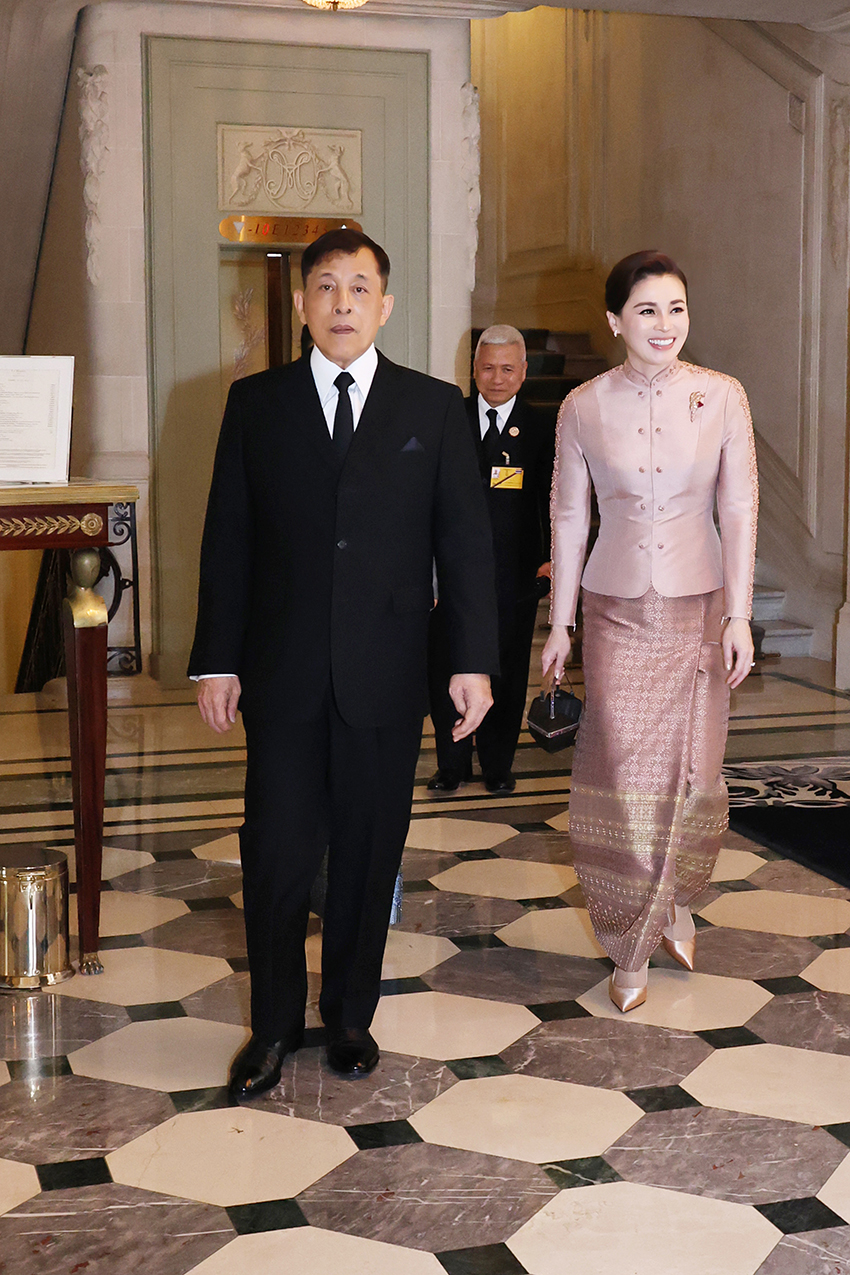 พระบาทสมเด็จพระเจ้าอยู่หัวและสมเด็จพระนางเจ้าฯ พระบรมราชินี เสด็จฯ เยือนฝรั่งเศส โดยมีประธานาธิบดีมาครงเฝ้าฯ รับเสด็จ 8