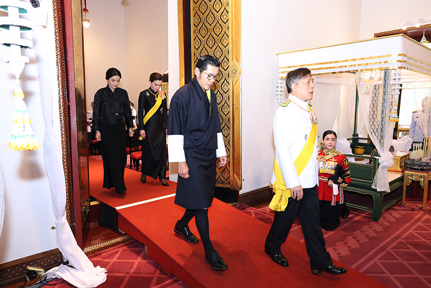 พระบาทสมเด็จพระเจ้าอยู่หัวและสมเด็จพระนางเจ้าฯ พระบรมราชินี ทรงบำเพ็ญพระราชกุศลสัตตมวารพระราชทานพระศพเจ้าฟ้าพัชรกิติยาภาฯ โดยมีกษัตริย์และราชินีแห่งภูฏานเสด็จฯ ร่วมพิธี 2