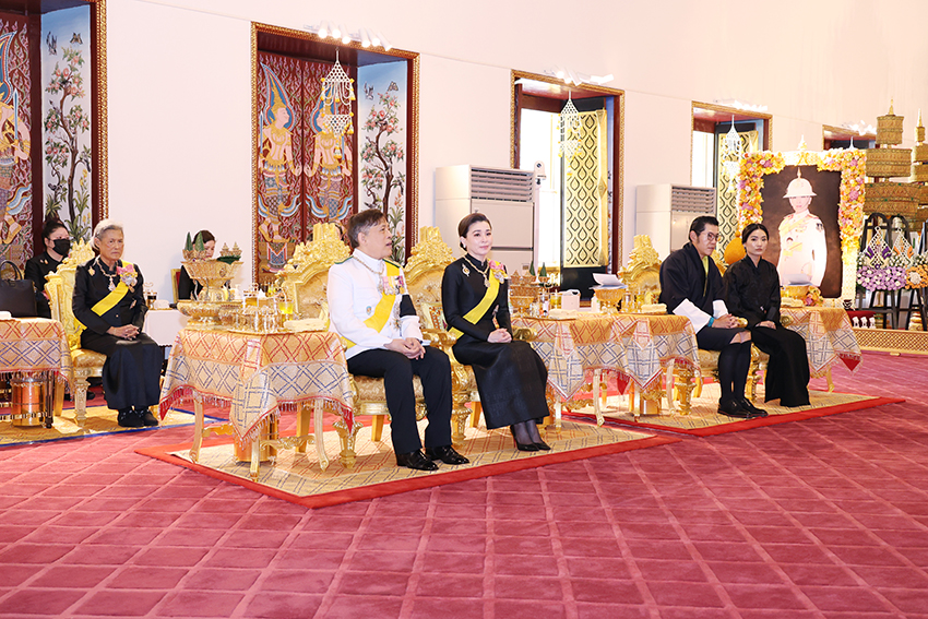 พระบาทสมเด็จพระเจ้าอยู่หัวและสมเด็จพระนางเจ้าฯ พระบรมราชินี ทรงบำเพ็ญพระราชกุศลสัตตมวารพระราชทานพระศพเจ้าฟ้าพัชรกิติยาภาฯ โดยมีกษัตริย์และราชินีแห่งภูฏานเสด็จฯ ร่วมพิธี 3