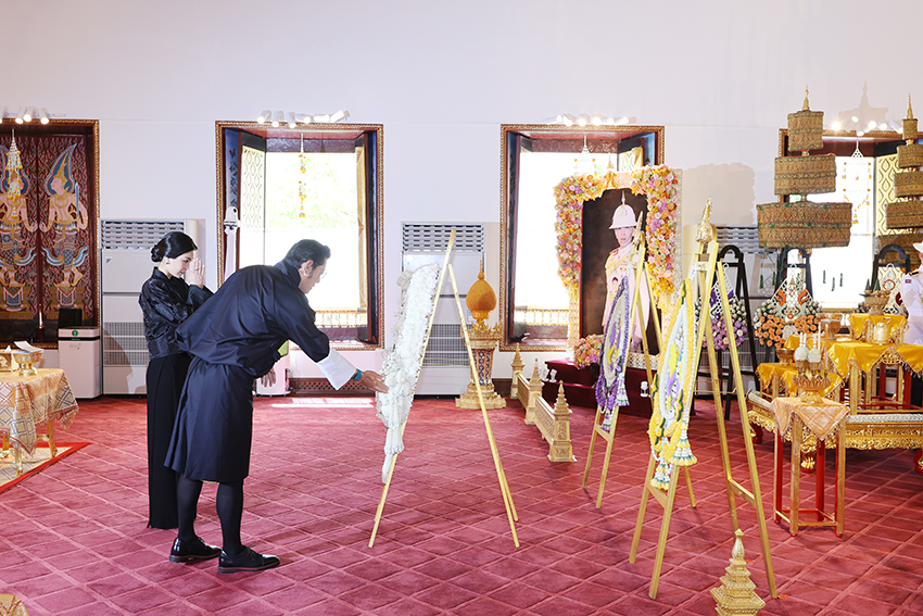 พระบาทสมเด็จพระเจ้าอยู่หัวและสมเด็จพระนางเจ้าฯ พระบรมราชินี ทรงบำเพ็ญพระราชกุศลสัตตมวารพระราชทานพระศพเจ้าฟ้าพัชรกิติยาภาฯ โดยมีกษัตริย์และราชินีแห่งภูฏานเสด็จฯ ร่วมพิธี 4